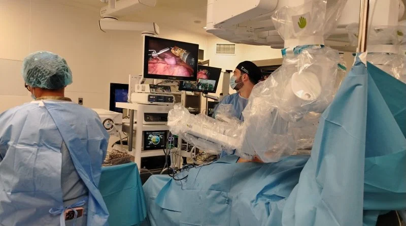 Equipo médico durante la telecirugía robótica bidireccional
