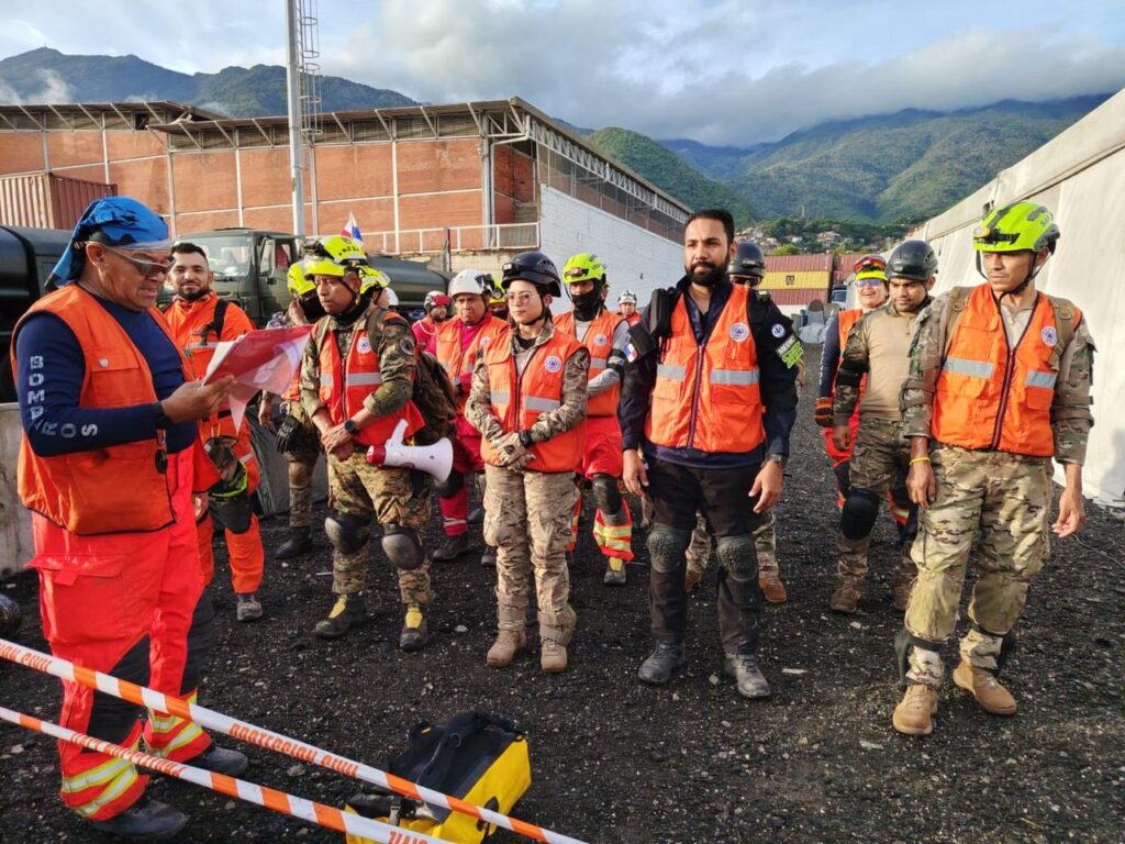 Dr. Maickol Moreno junto al equipo USAR Panamá durante la misión internacional en Venezuela
